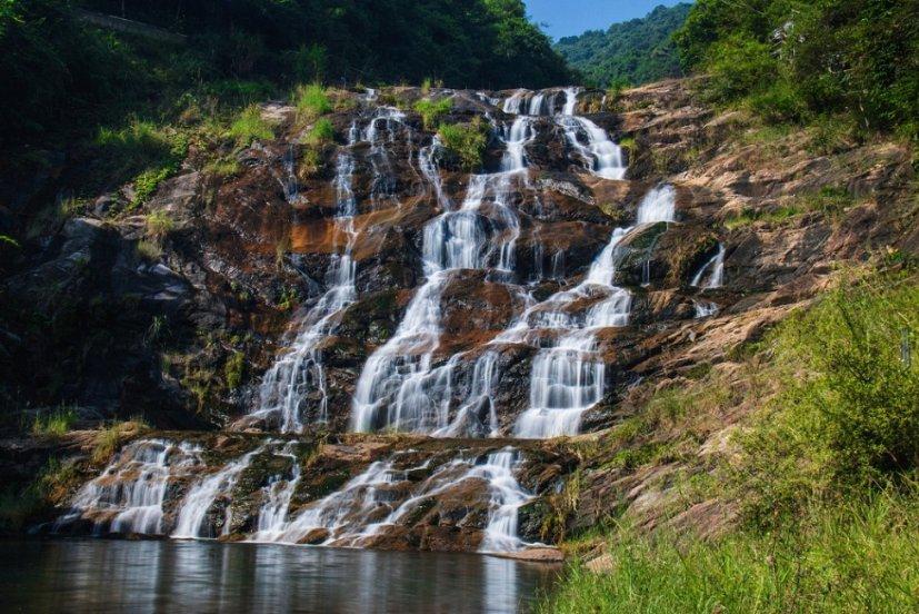 无物业老旧小区发生火灾后 架空层仍杂物乱堆 私拉电线现象严重